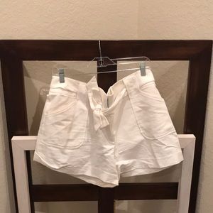 Haighwaisted white shorts